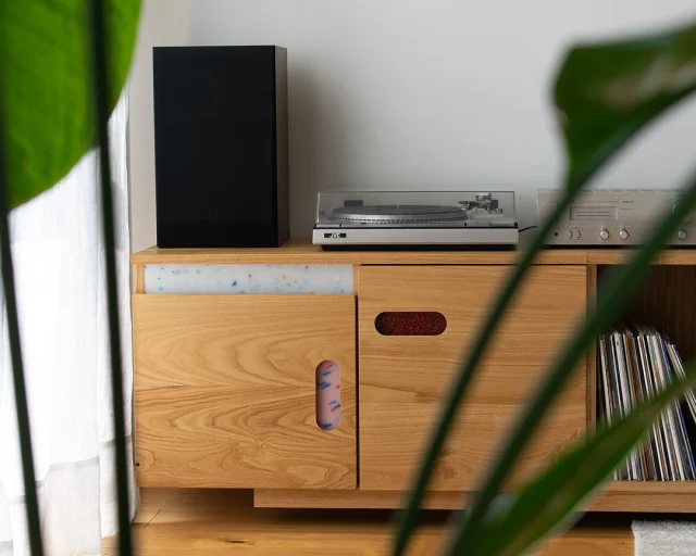 SILVIA&RAEN

Silvia e Raen hanno completato l’arredo della sala con una grande madia di quasi cinque metri di lunghezza. Il loro desiderio era di avere un mobile che contenesse i vinili, lo stereo e la tv e che dialogasse con i materiali e gli arredi esistenti.

Avvicinandosi a Izmade hanno conosciuto anche l’originalità delle texture di @plastiz_ , abbiamo così deciso di inserire il materiale nei dettagli quali piedini e maniglie. La madia è stata così impreziosita dalla plastica 100% riciclata, e il suo corpo suddiviso in cinque elementi con diverse geometrie e funzioni.

Grazie allo scambio di idee con i clienti siamo arrivati a delineare un arredo realizzato principalmente in legno di castagno locale, che rispettasse le funzioni e forme desiderate, e che avesse una decisa personalità ricercata nei dettagli colorati di Plastiz.